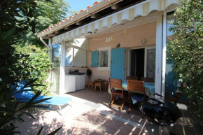 Belle villa 4 -5 couchages 2 chambres terrasse piscine commune parking dans résidence sécurisée 300m de la mer LRMA82